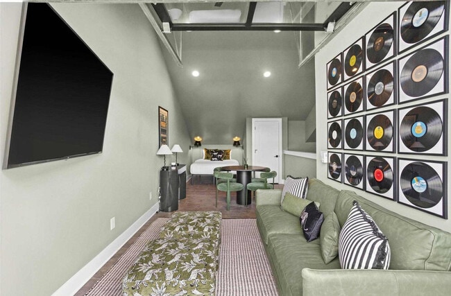 Building Photo - 772 E Argyle Ave Unit ID1312337P