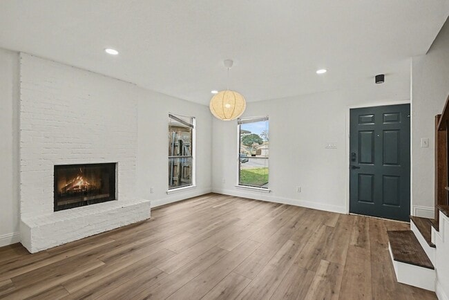 Photo - 2103 Mistletoe Ave