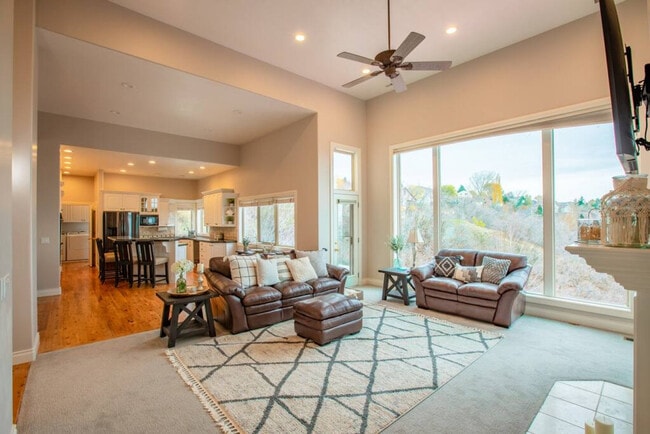 Building Photo - 678 Scenic Hills Dr Unit ID1249915P