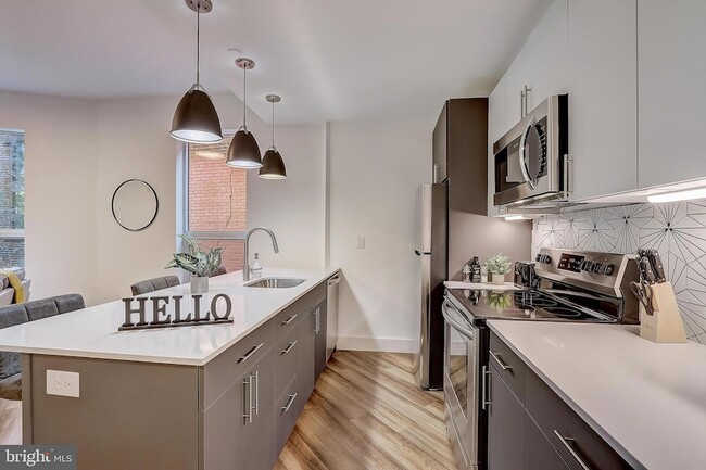 Building Photo - 3029 W Glenwood Ave Unit 510
