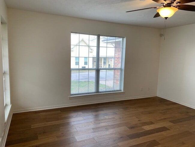 Photo - 300 Baber St