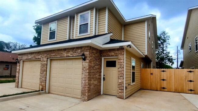 Building Photo - 1705 Ash Crescent St