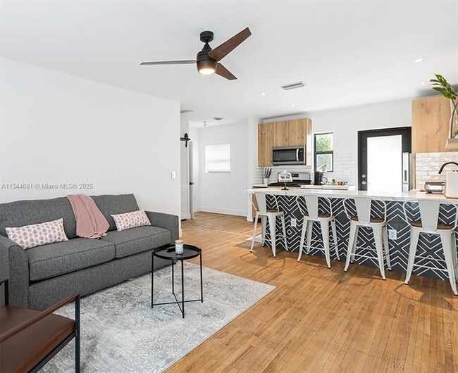 Photo - 740 SW 9th St Unit 1