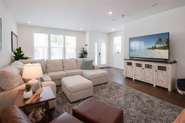 Building Photo - 500 Creative Way Unit SI ID1051678P