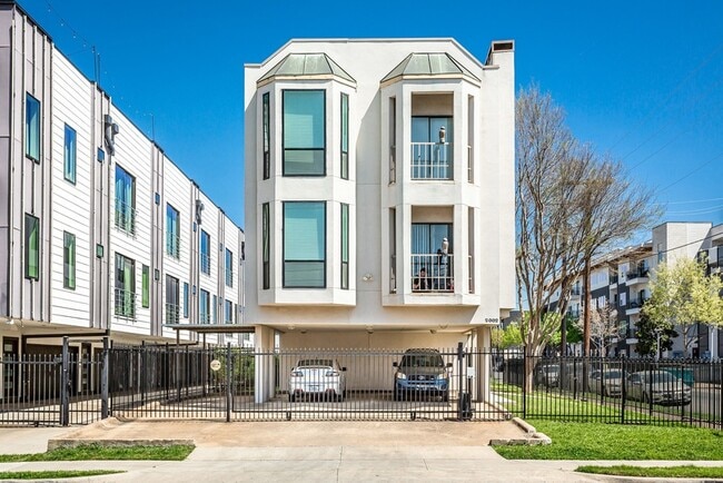 Building Photo - 2002 N Fitzhugh Ave Unit 1