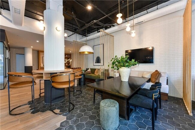 Photo - 508 Main St NE