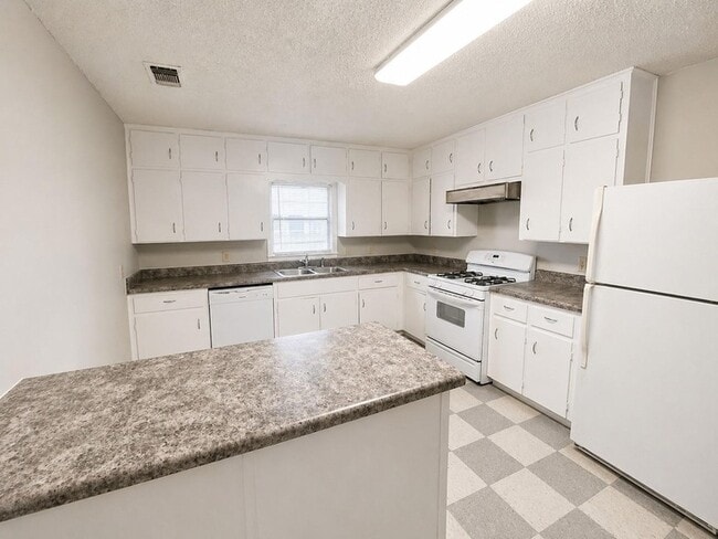 Photo - 5400 Harmon Ave