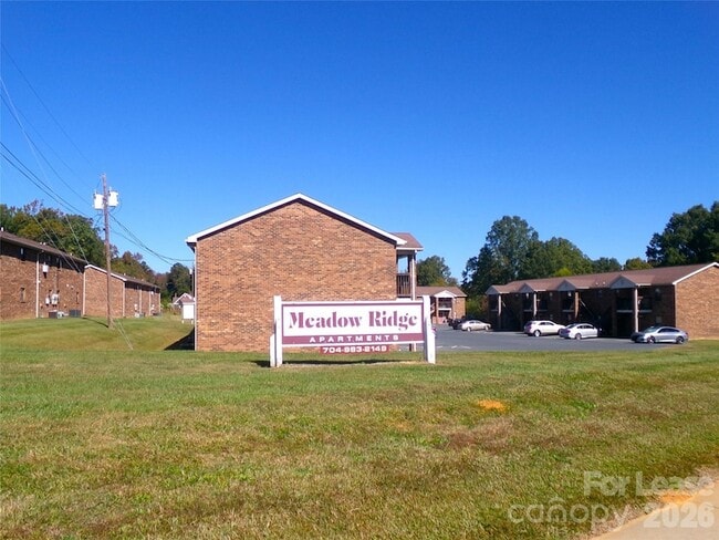 Building Photo - 100 Fairway St Unit 37