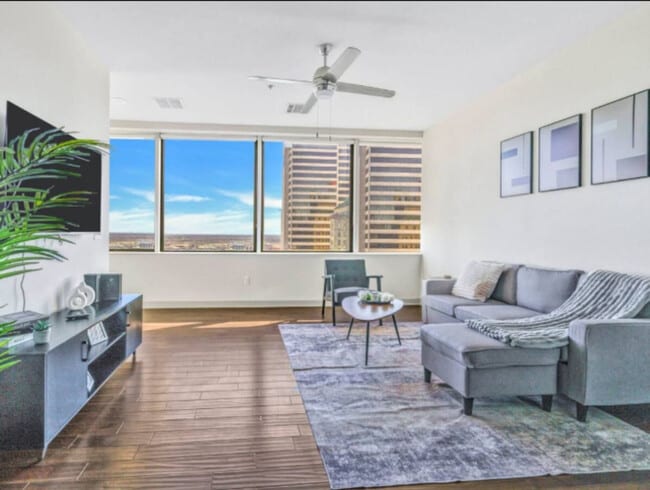 Building Photo - 1555 Elm St Unit ID1335754P