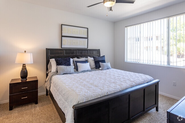2BR, 2BA - 1093 SF - Red Rox Villas