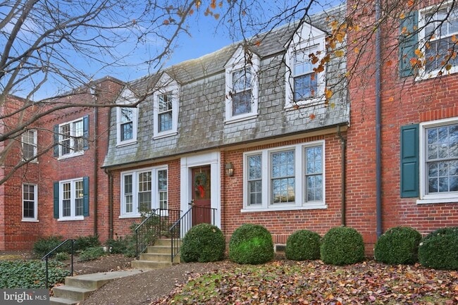 Building Photo - 1744 N Rhodes St Unit 310