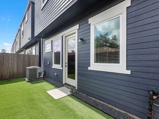Photo - 307 Charlock St
