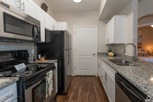 2BR, 2BA - 1,042 SF - Silverbell Springs