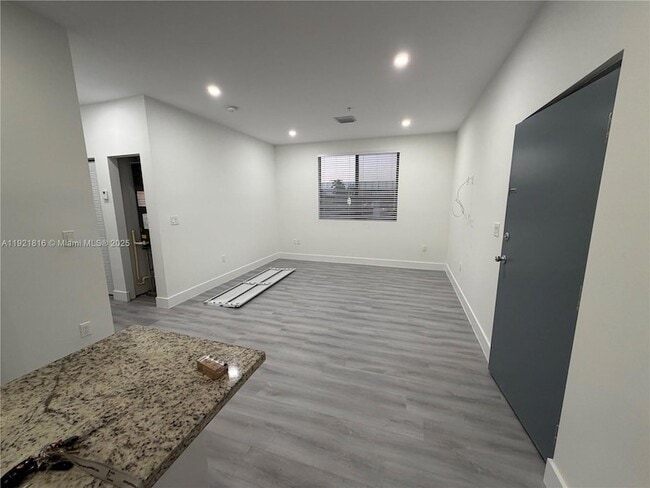 Building Photo - 859 E 24th St Unit 402