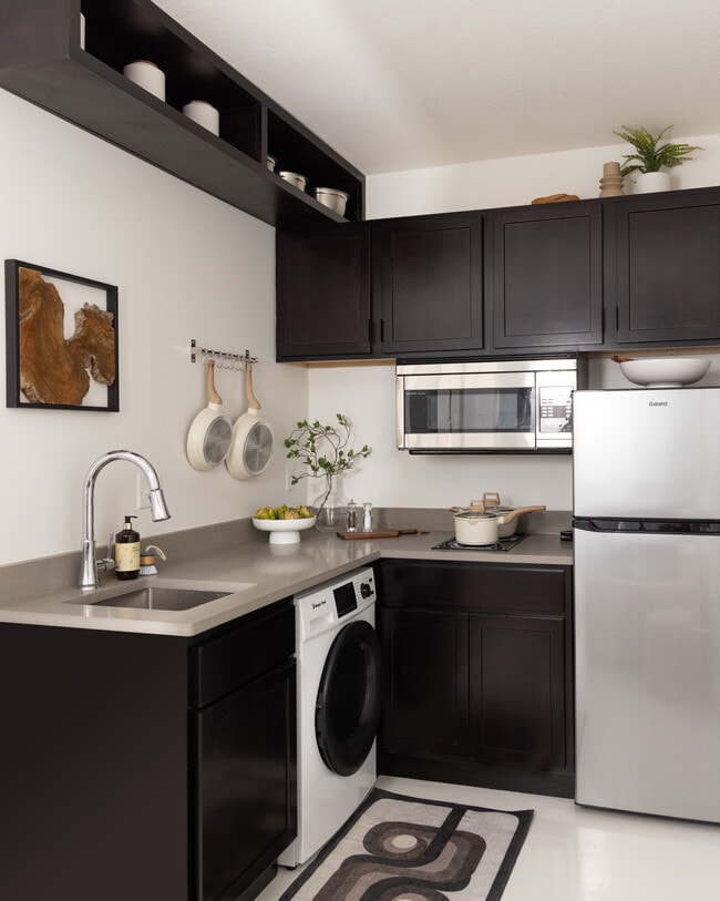 Building Photo - Signal Hill Studios