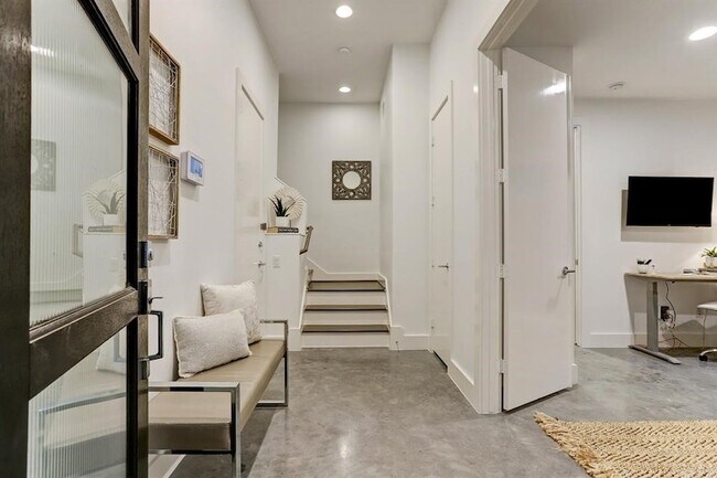 Photo - 5905 E Post Oak Ln