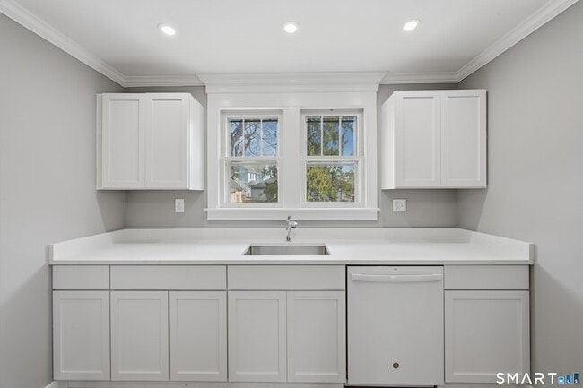 Building Photo - 43 Dunham St