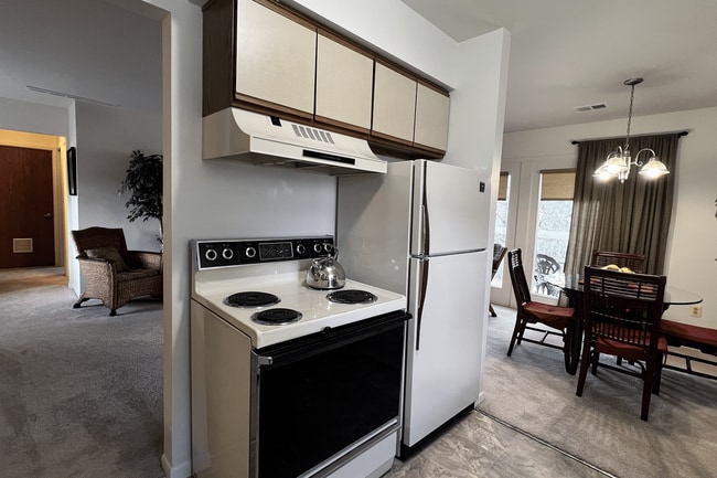 Convenient Eat-In Kitchen - Rolling Hills