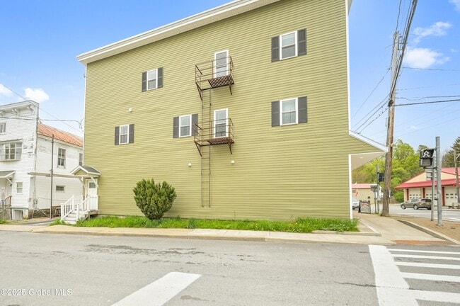 Photo - 281 Main St Unit 3