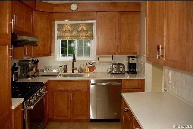 Photo - 18 Coralyn Ave