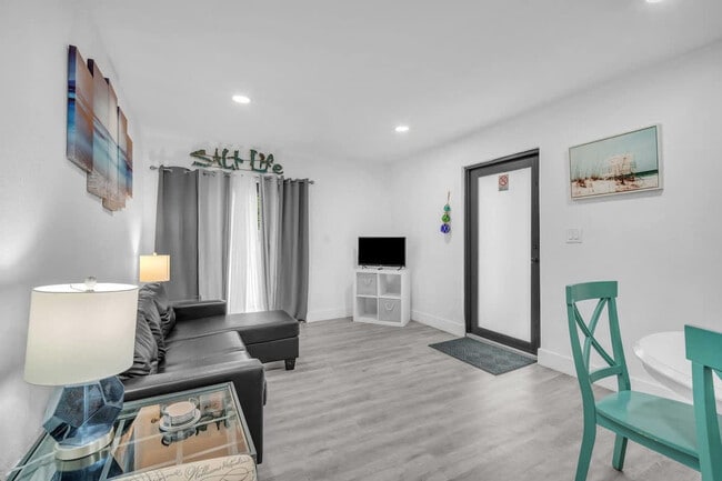 Photo - 653 SW 2nd St Unit SI ID1574014P