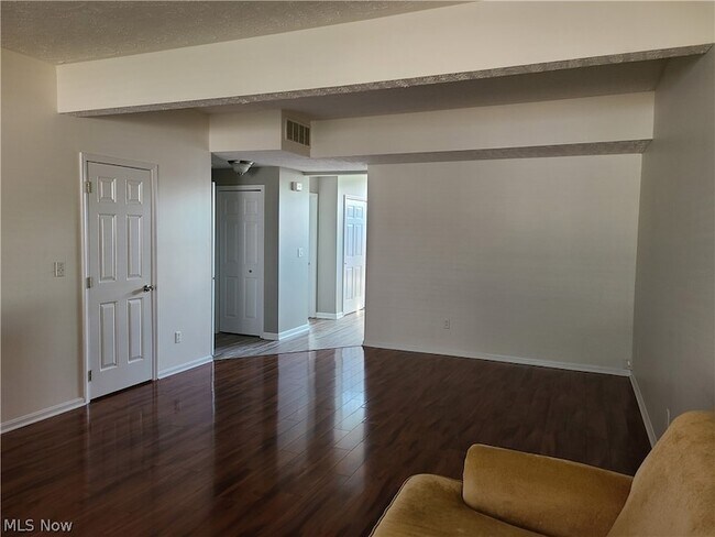Photo - 2061 Jennifer St