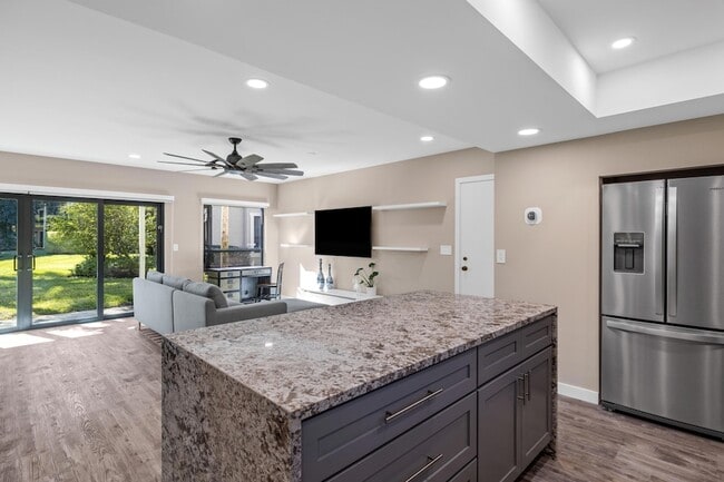 Building Photo - 11863 Wimbledon Cir Unit 438