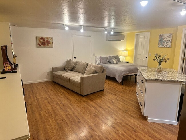 Building Photo - 1428 Crown Ave Unit ID1337819P