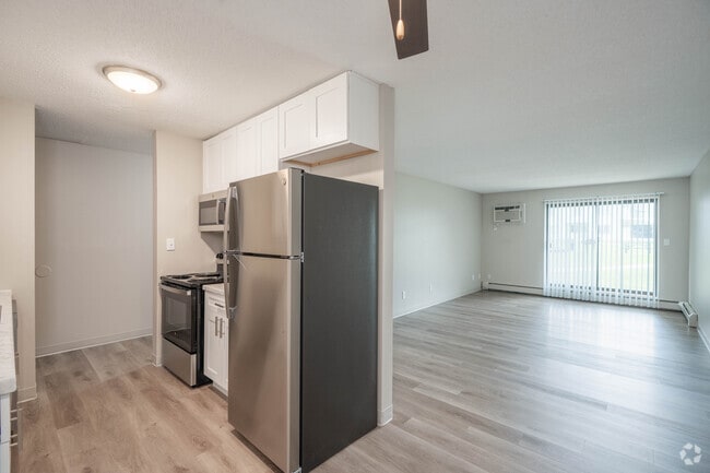 1BR,1BA - 750SF - Dining Room - The Oaks of Lakeville