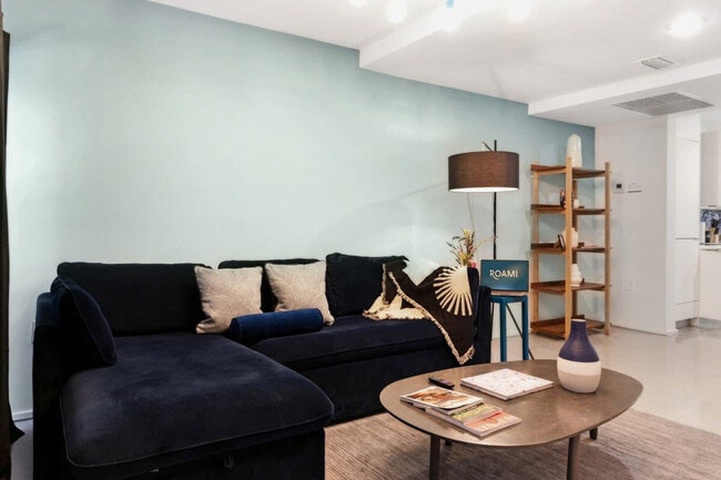 Building Photo - 250 Collins Ave Unit ID1272093P