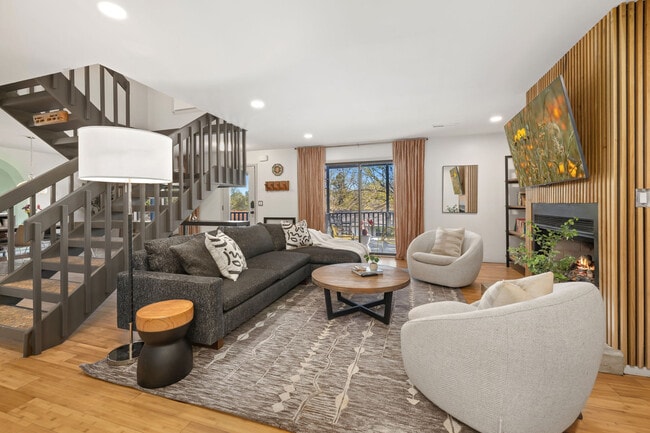 Building Photo - 2119 Loren Cir Unit ID1221945P