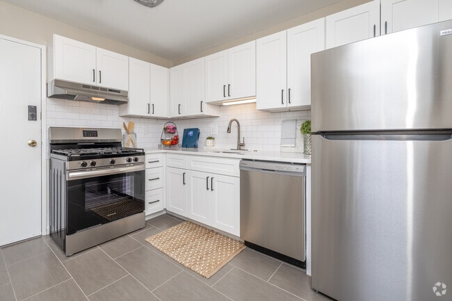 1BR, 1BA - 836SF - Kitchen - Salem Harbour