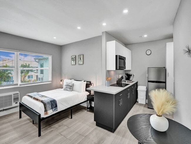 Photo - 906 N Riverside Dr Unit SI FL2-ID1504065P