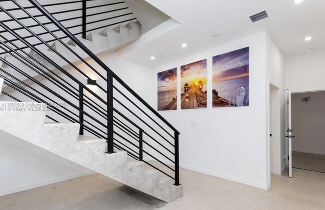 Building Photo - 7107 NE 4th Ct