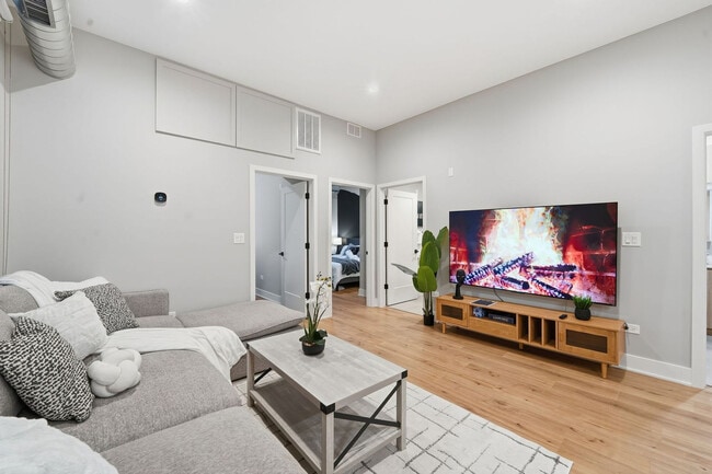 Building Photo - 6044 N Winthrop Ave Unit ID1372300P