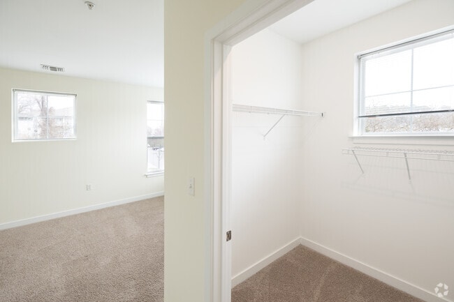 1BR, 1BA - 820SF - Closet - Diamond North Apartments