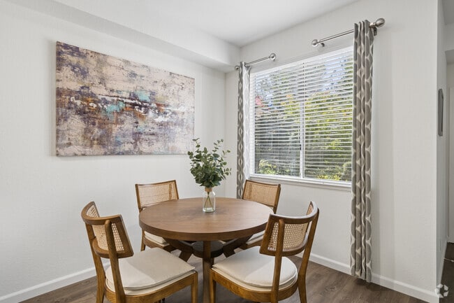 B - 2BR, 1BA - 873SF - Dining Room - Park Wood Apartments