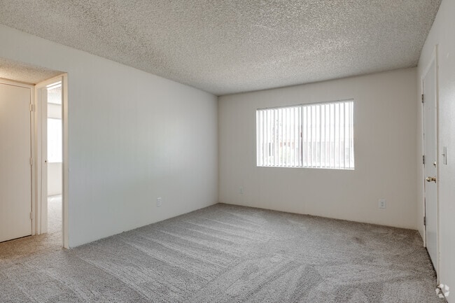 2BR, 1BA - 676SF - Courtyard Apartments