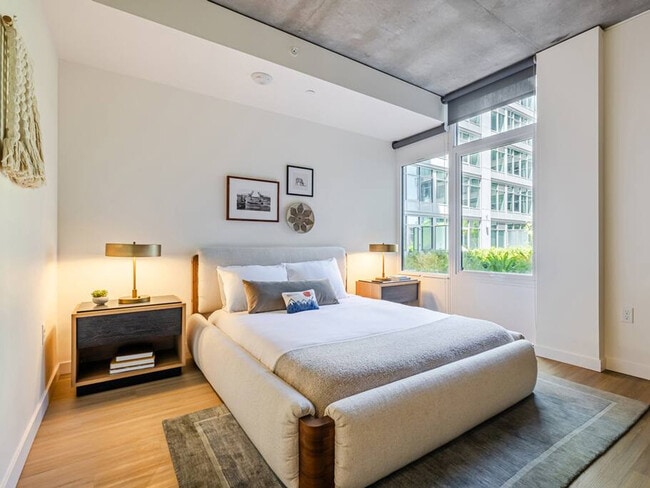 Building Photo - 1550 NW Naito Pkwy Unit SI ID1227749P