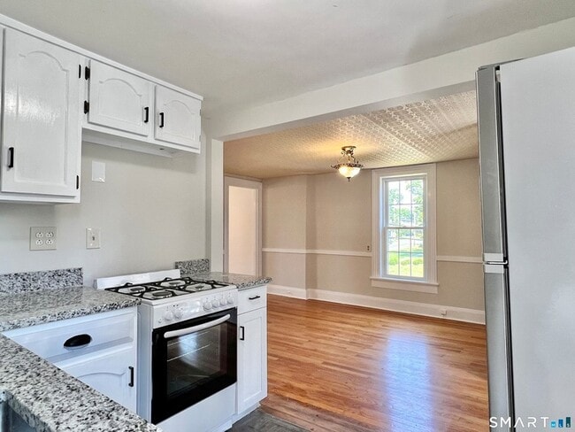 Photo - 1596 Main St