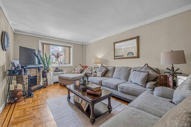 Building Photo - 2433 Young Ave