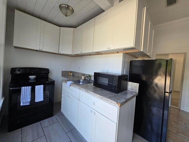 Building Photo - 301 S 7th St