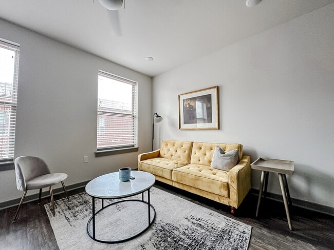 Building Photo - 111 E 4th St Unit ID1036789P