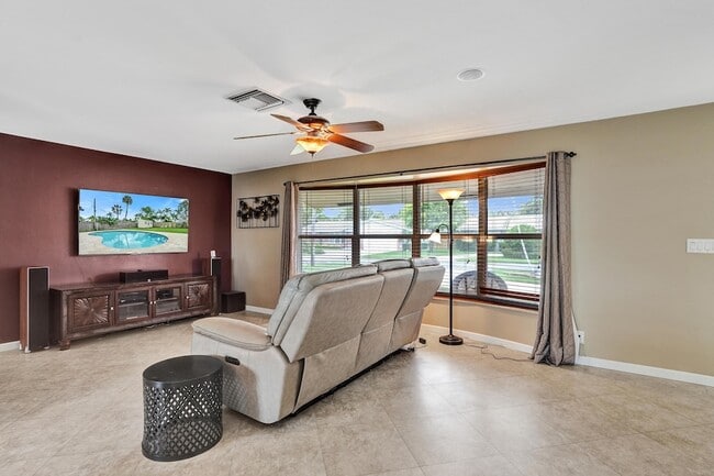 Photo - 80 SE 10th St