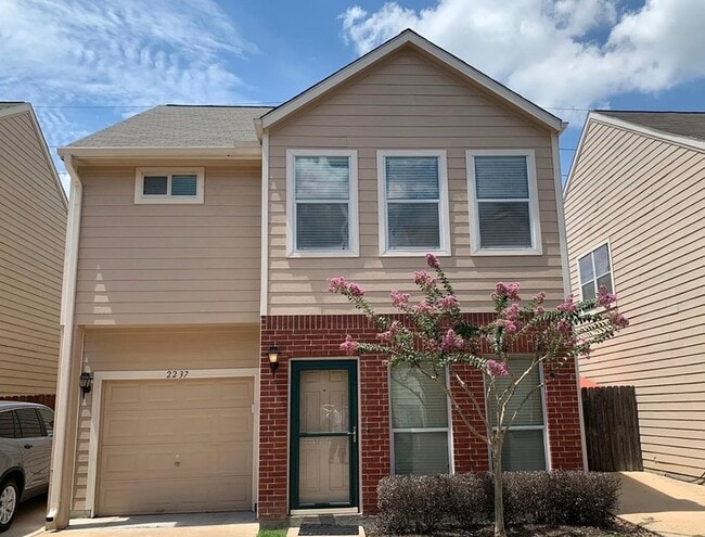 Building Photo - 2237 Naomi St