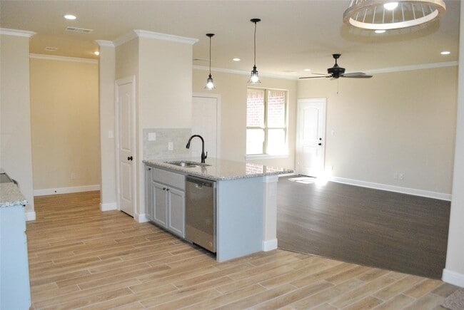 Photo - 521 W Sears St