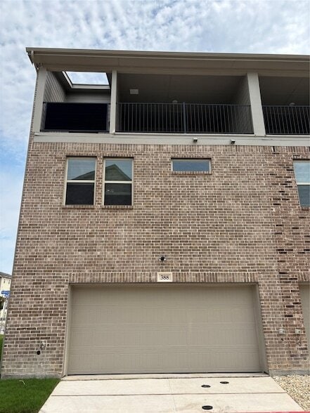 Photo - 388 Greenhouse Dr