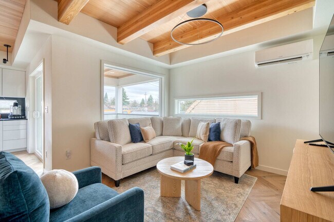 Building Photo - 5022 NE 26th Ave Unit ID1309895P