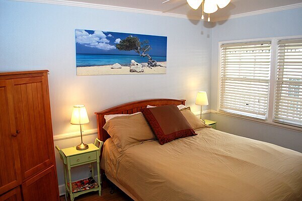 Photo - Fully Furnished/Equipped - Classic Hollywood