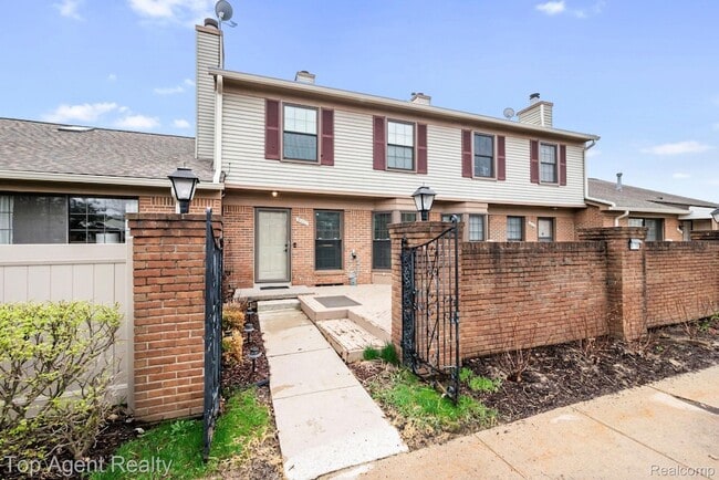 Building Photo - 38887 Country Cir